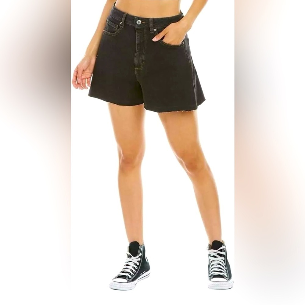 Revolve - WEWOREWHAT High Rise Boyfriend Short w/ comfort stretch Size: 24